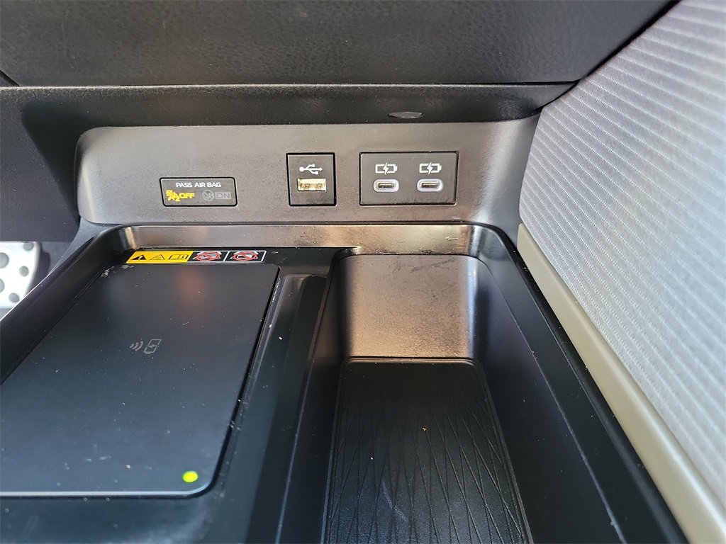 Used 2025 Toyota Camry SE image 36