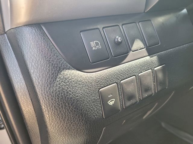Used 2019 Toyota Highlander LE AWD/4WD image 17