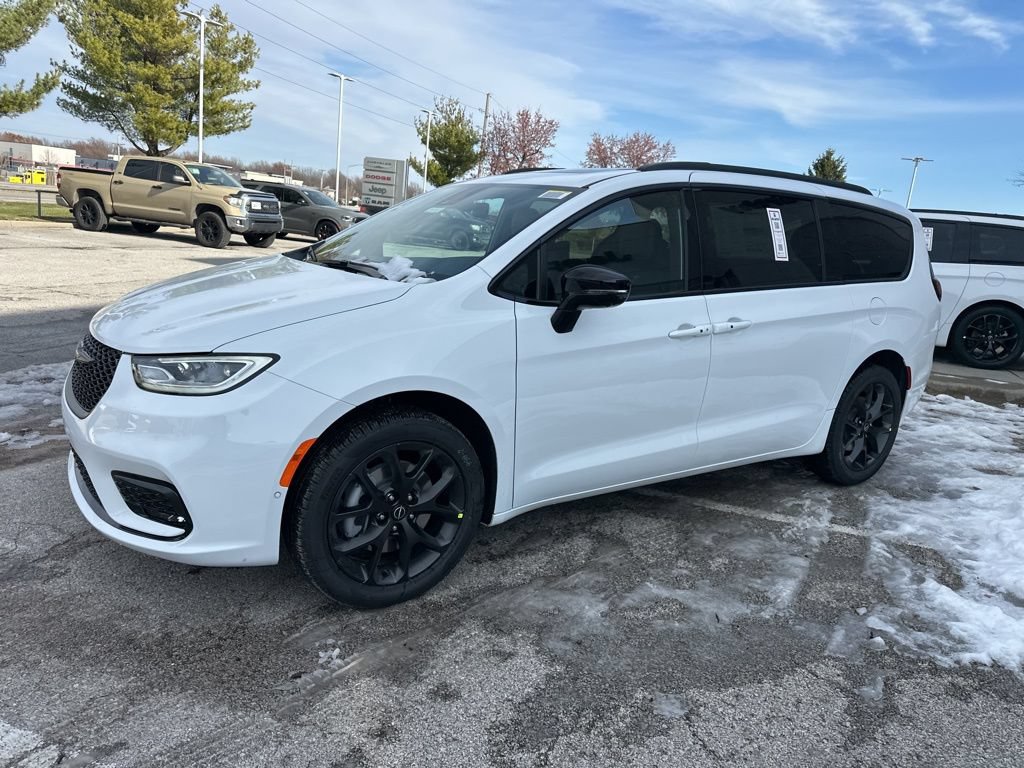 New 2026 Chrysler Pacifica Select AWD/4WD image 15