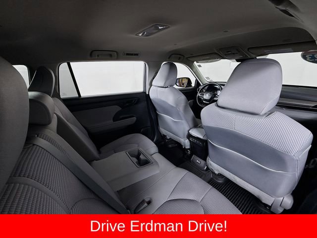 Used 2023 Toyota Highlander L image 29