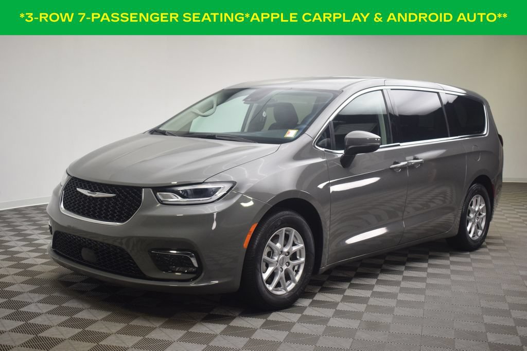 Used 2023 Chrysler Pacifica Touring-L FWD image 3