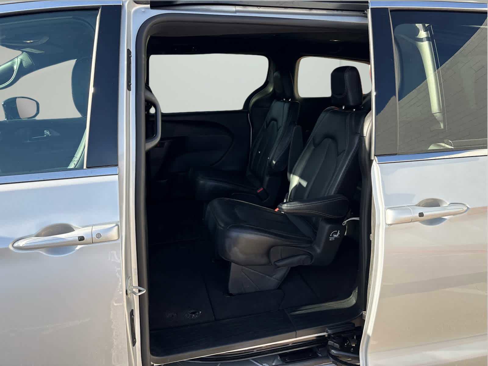 Used 2026 Chrysler Pacifica Select FWD image 12