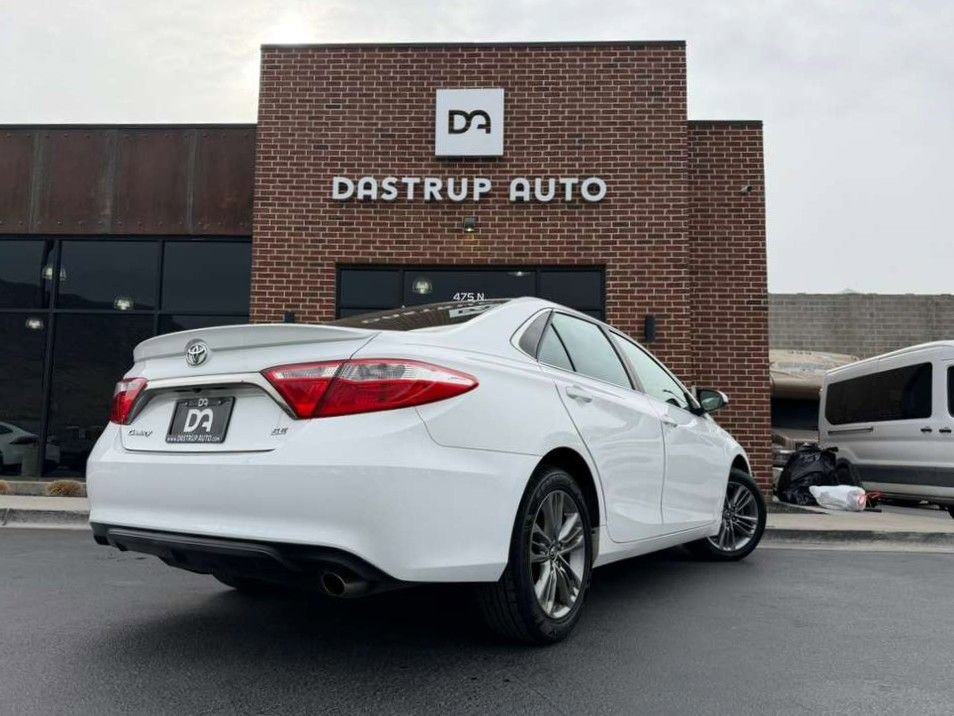 Used 2016 Toyota Camry SE image 3