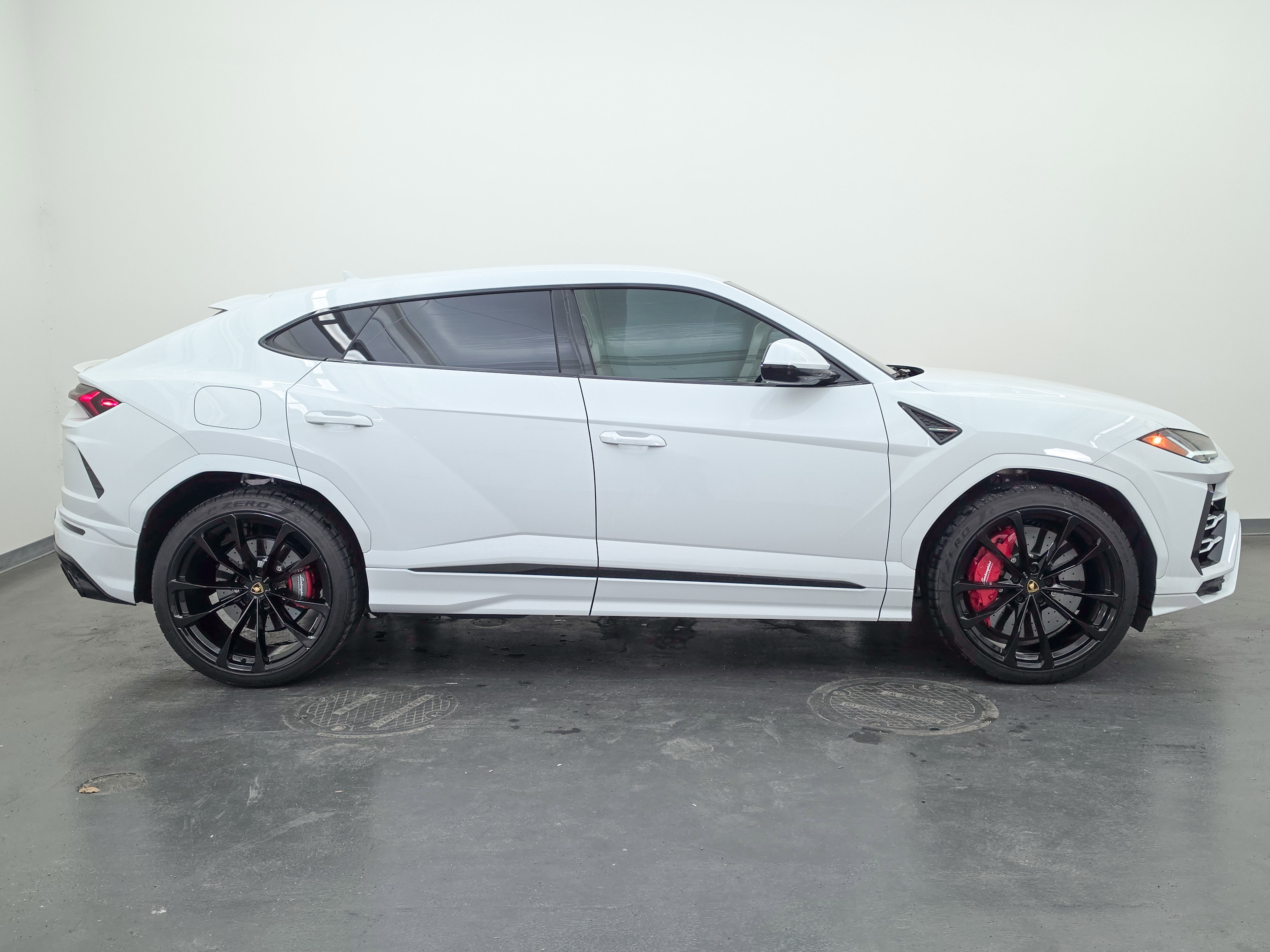 Used 2021 Lamborghini Urus AWD/4WD image 24