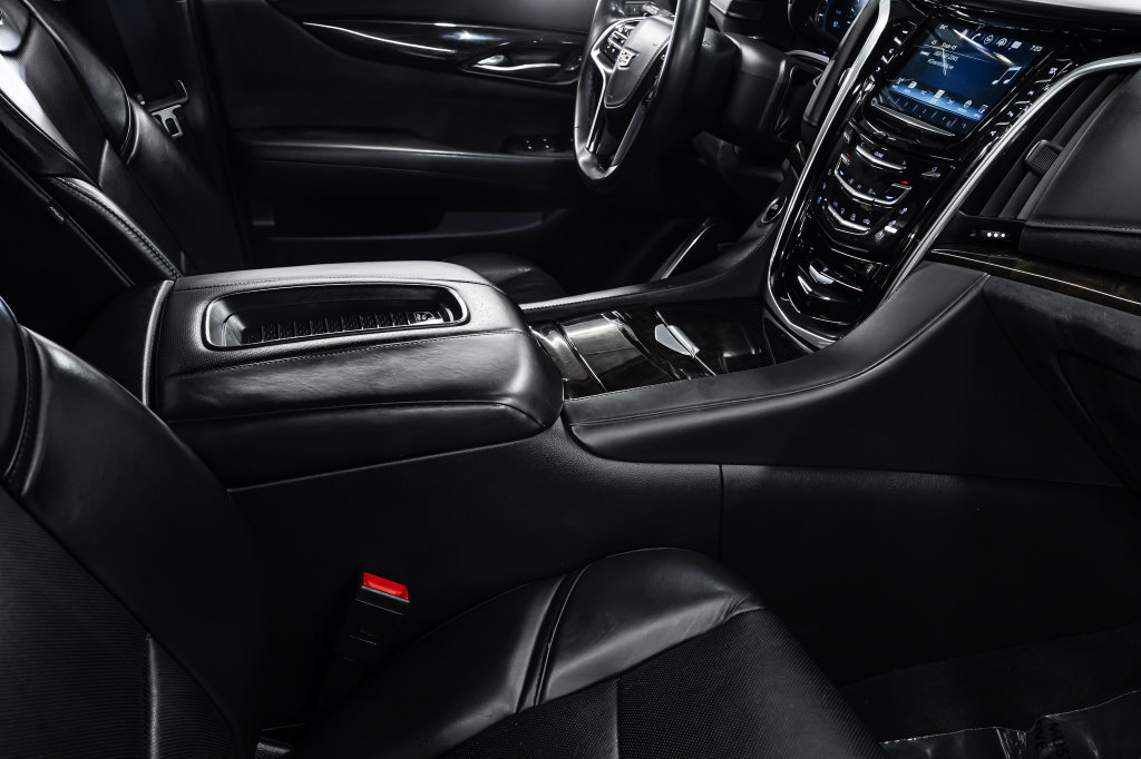 Used 2020 Cadillac Escalade Platinum RWD image 30