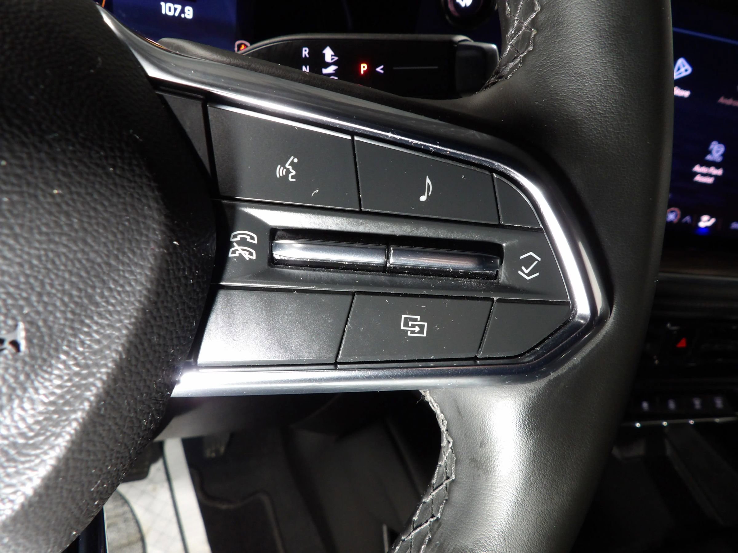 Used 2025 Chevrolet Suburban Z71 image 29