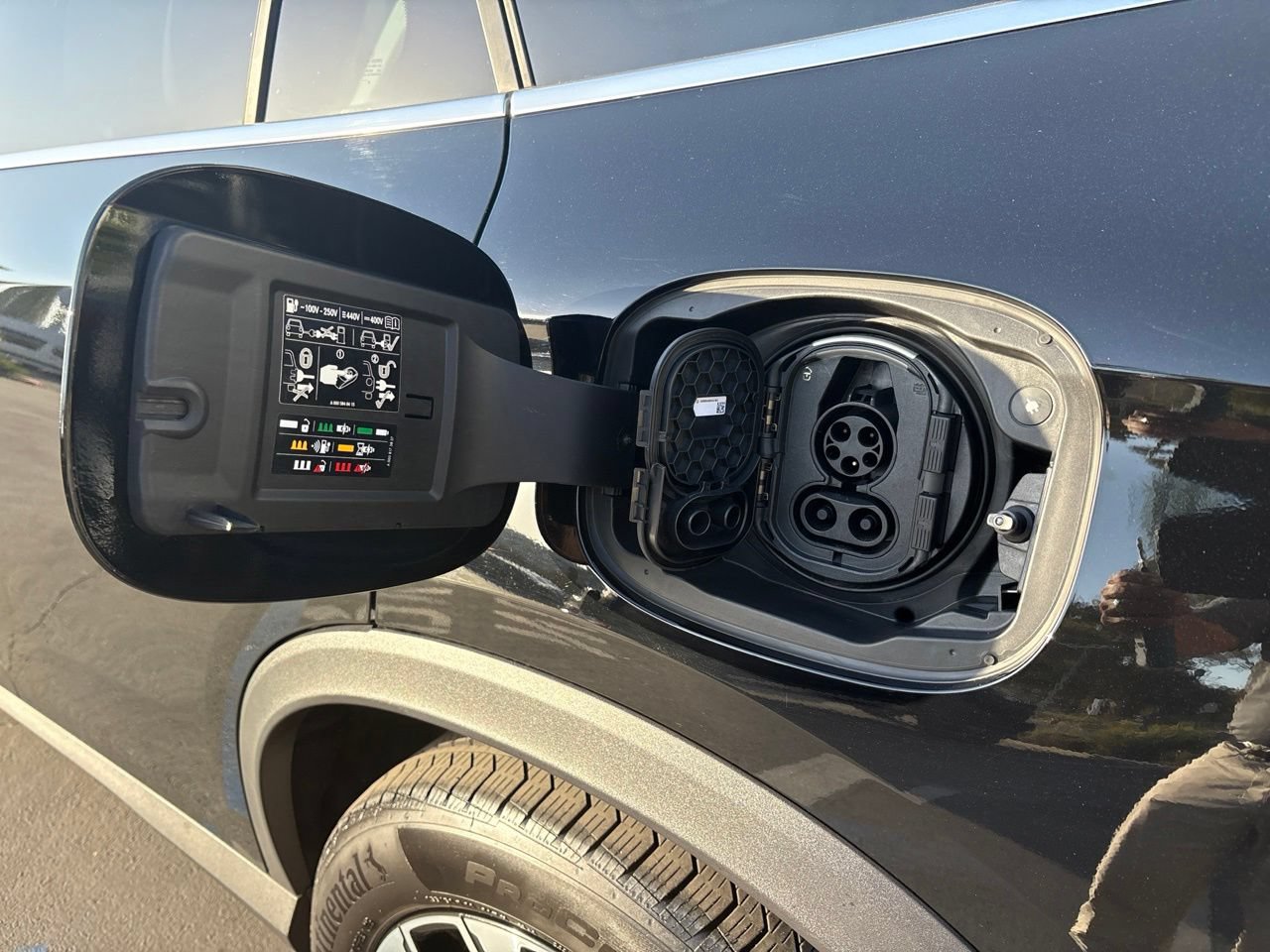Used 2025 Mercedes-Benz GLC 350e 4MATIC image 6