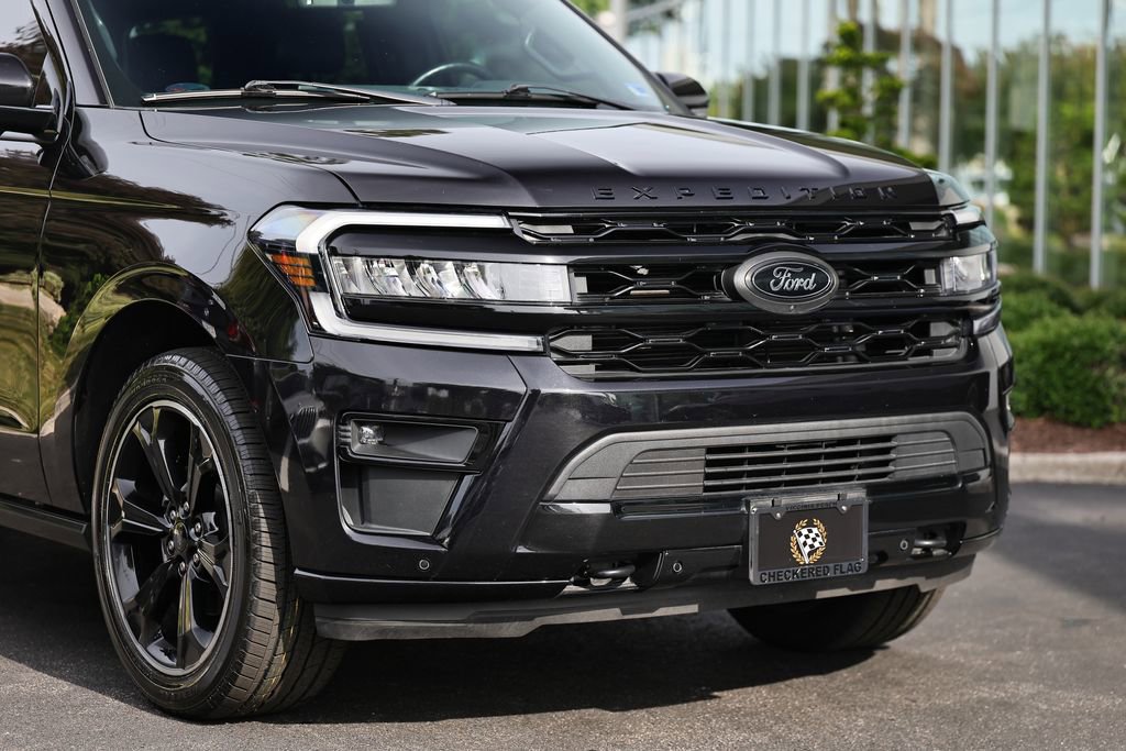 Used 2022 Ford Expedition Limited AWD/4WD image 2