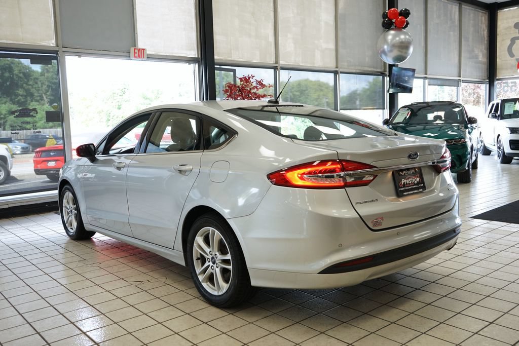 Used 2018 Ford Fusion SE w/ Fusion SE Technology Package FWD image 4