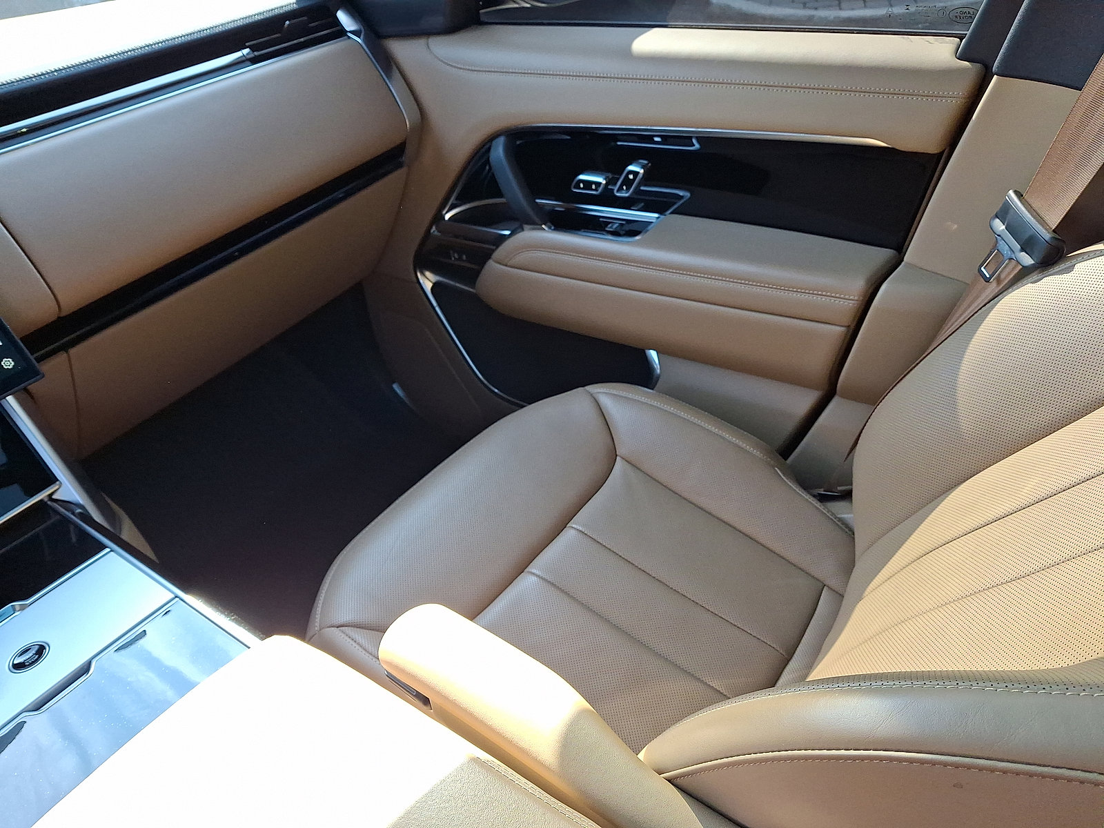 Used 2025 Land Rover Range Rover Long Wheelbase SE image 18