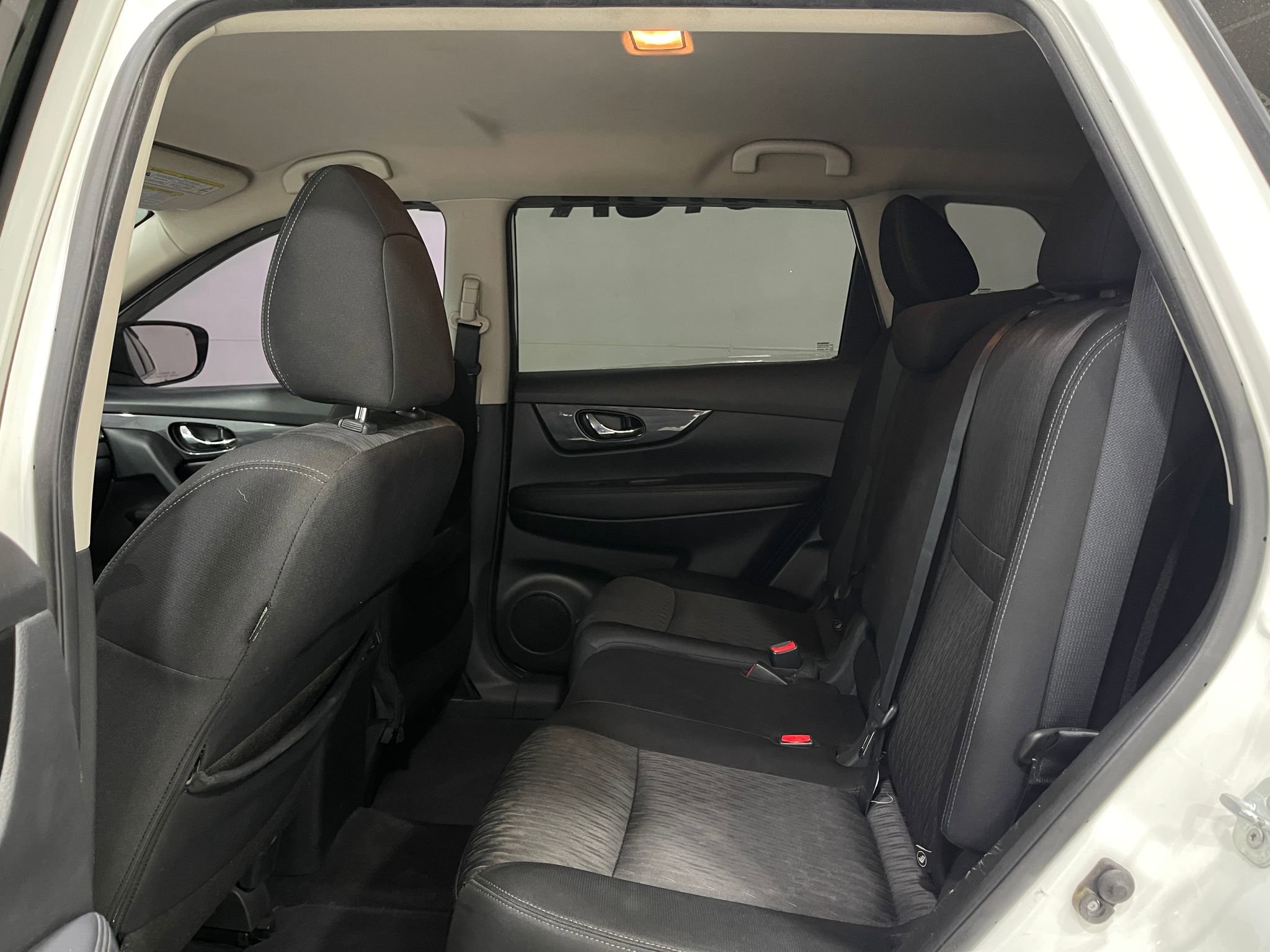 Used 2017 Nissan Rogue SV AWD/4WD image 27