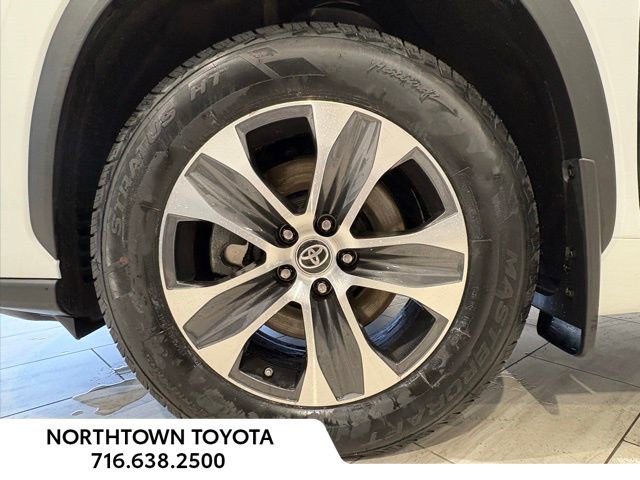 Used 2023 Toyota Highlander XLE image 24