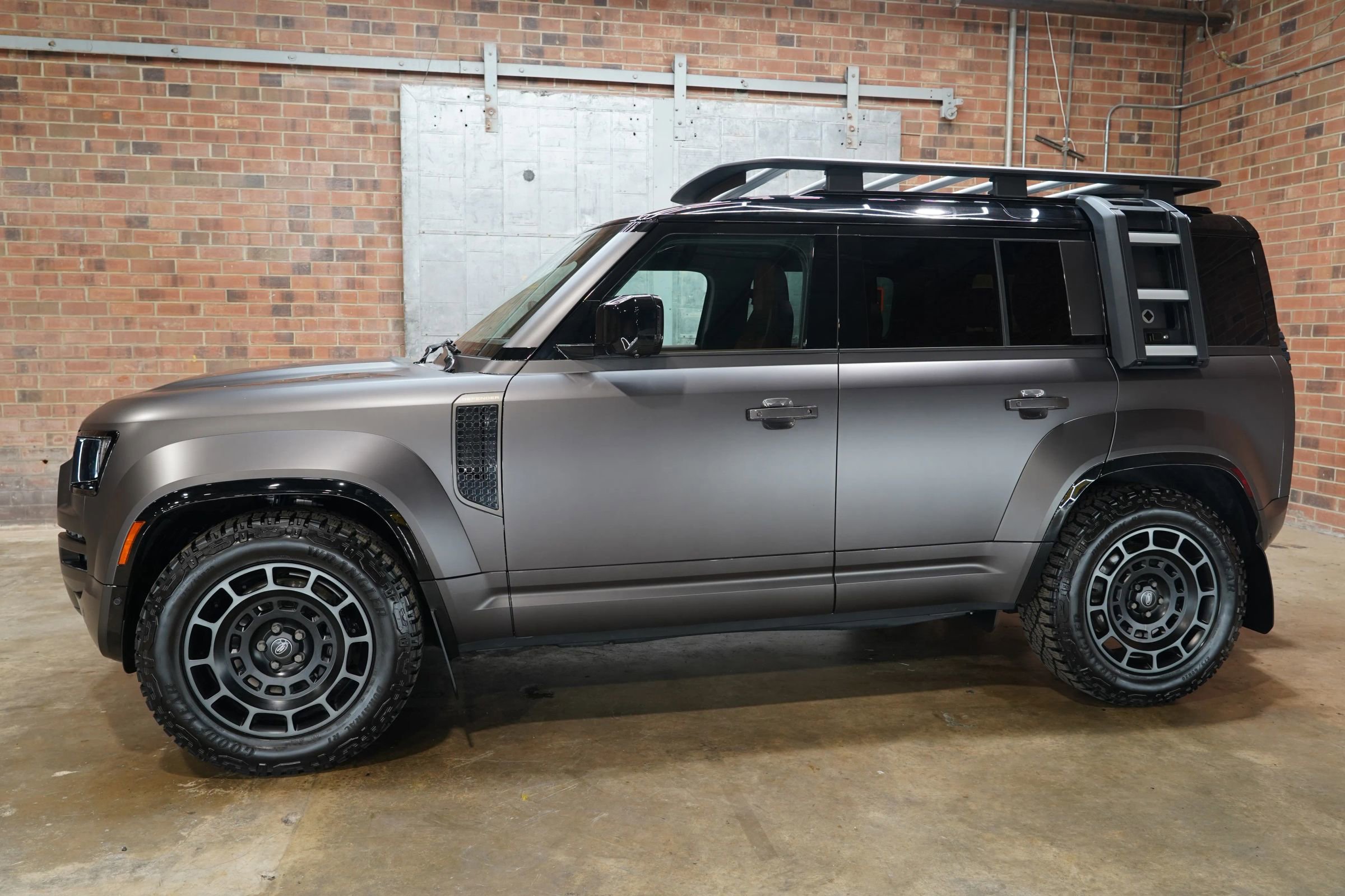 Used 2025 Land Rover Defender 110 image 12