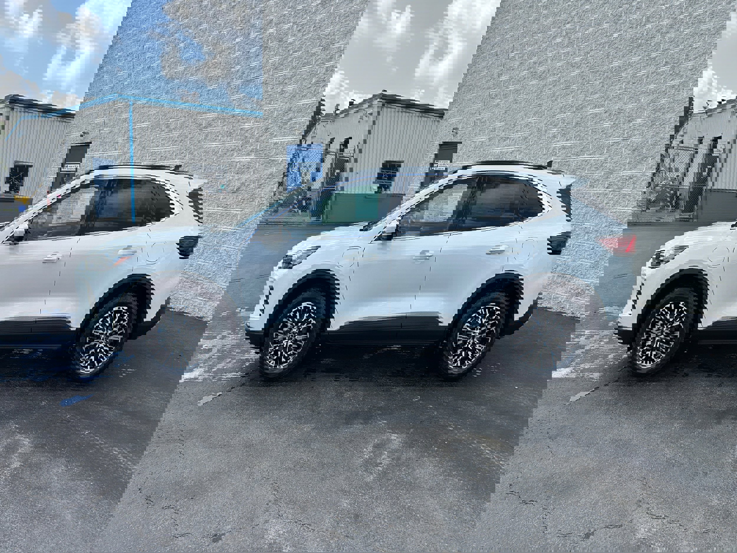 New 2025 Ford Escape SE w/ PHEV Premium Package FWD image 7