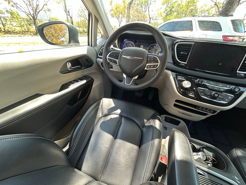 Used 2023 Chrysler Pacifica Touring-L image 9