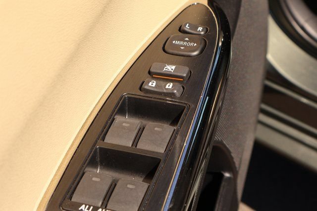 Used 2013 Toyota Avalon Limited w/ Technology Pkg FWD image 12