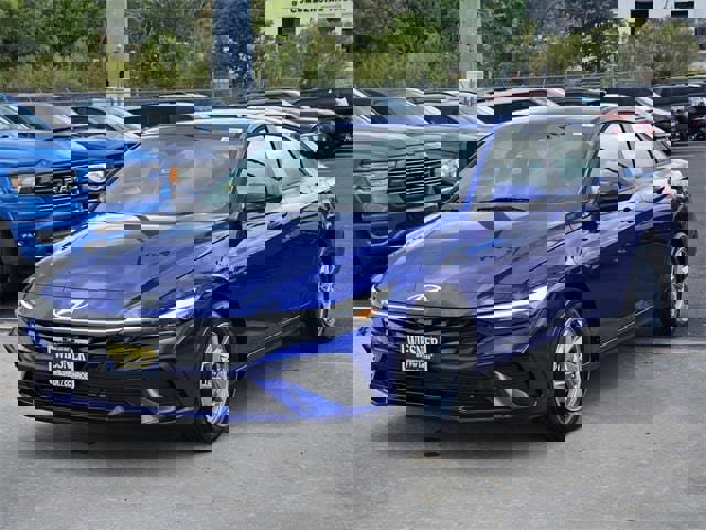 New 2025 Hyundai Elantra SE w/ Cargo Package