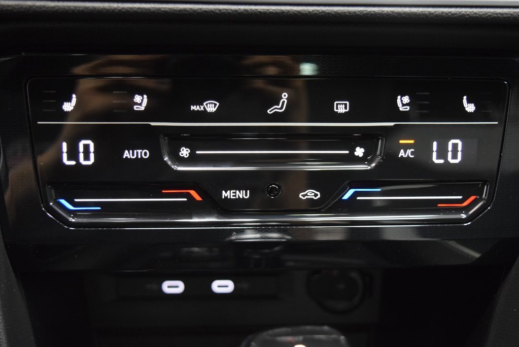 New 2025 Volkswagen Taos SEL image 13