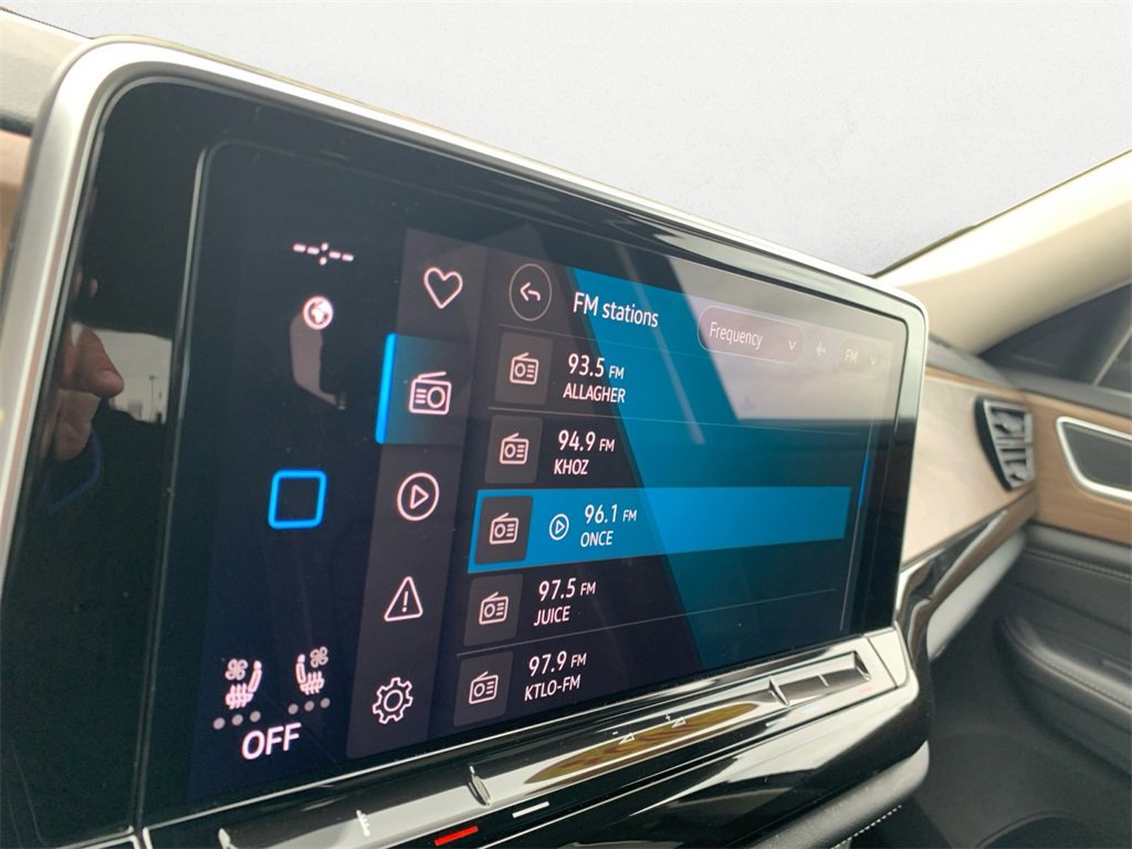 Used 2025 Volkswagen Atlas SE image 24