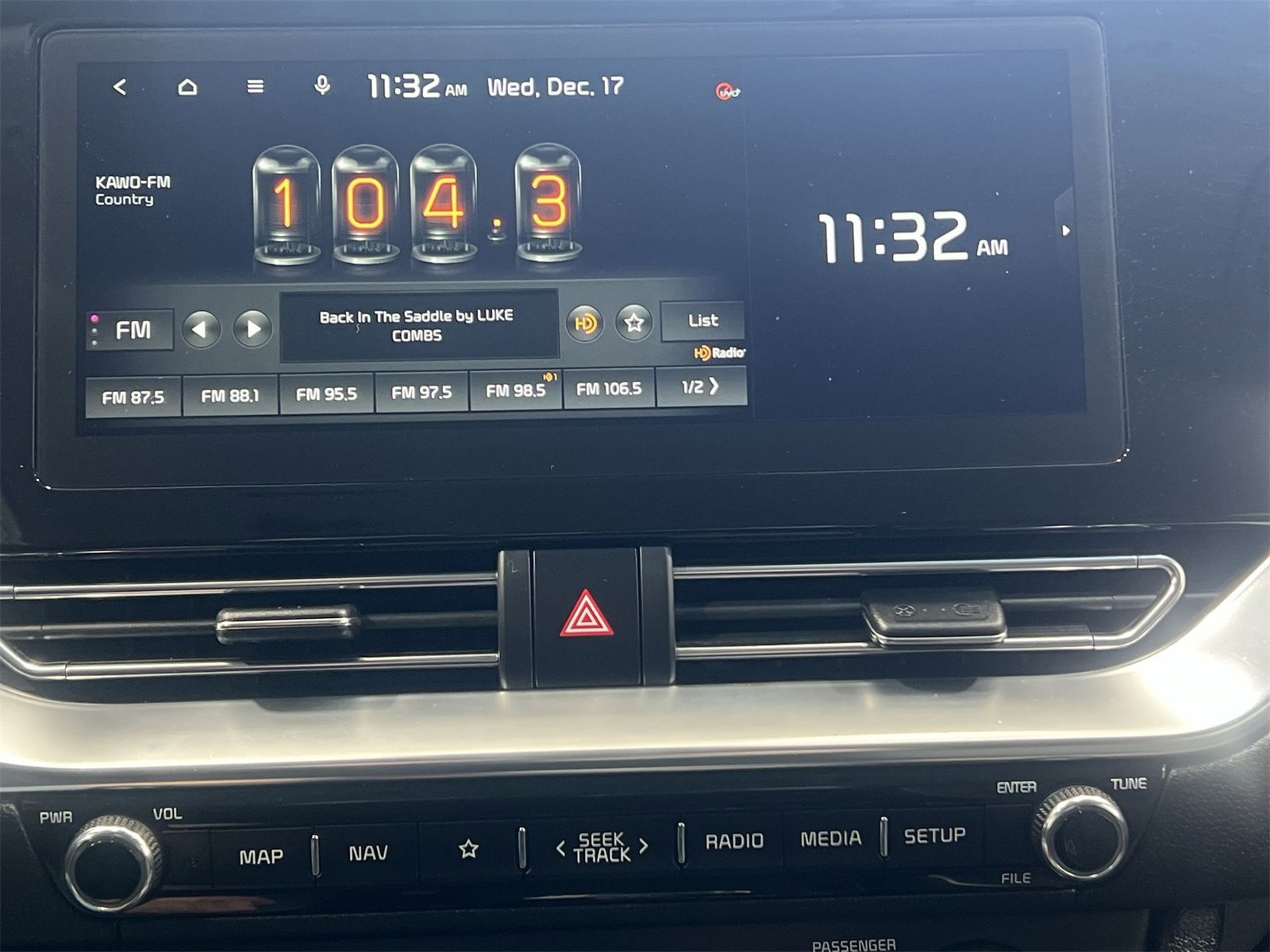 Used 2022 Kia Niro EX image 16