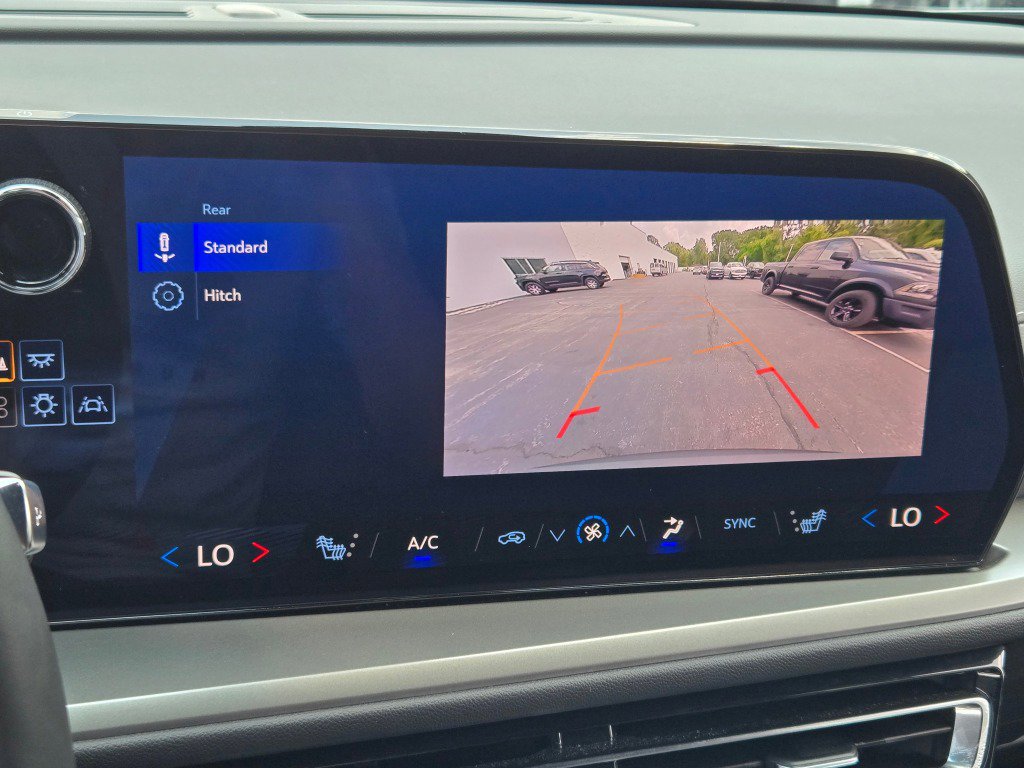 Used 2025 Chevrolet Traverse LT image 24