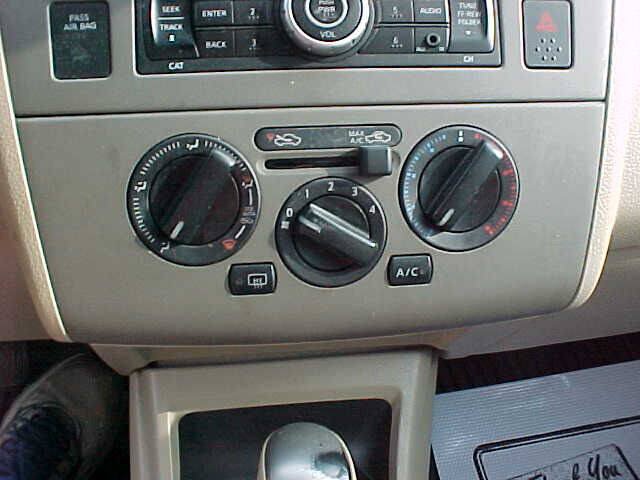 Used 2011 Nissan Versa Hatchback w/ Premium Pkg FWD image 20