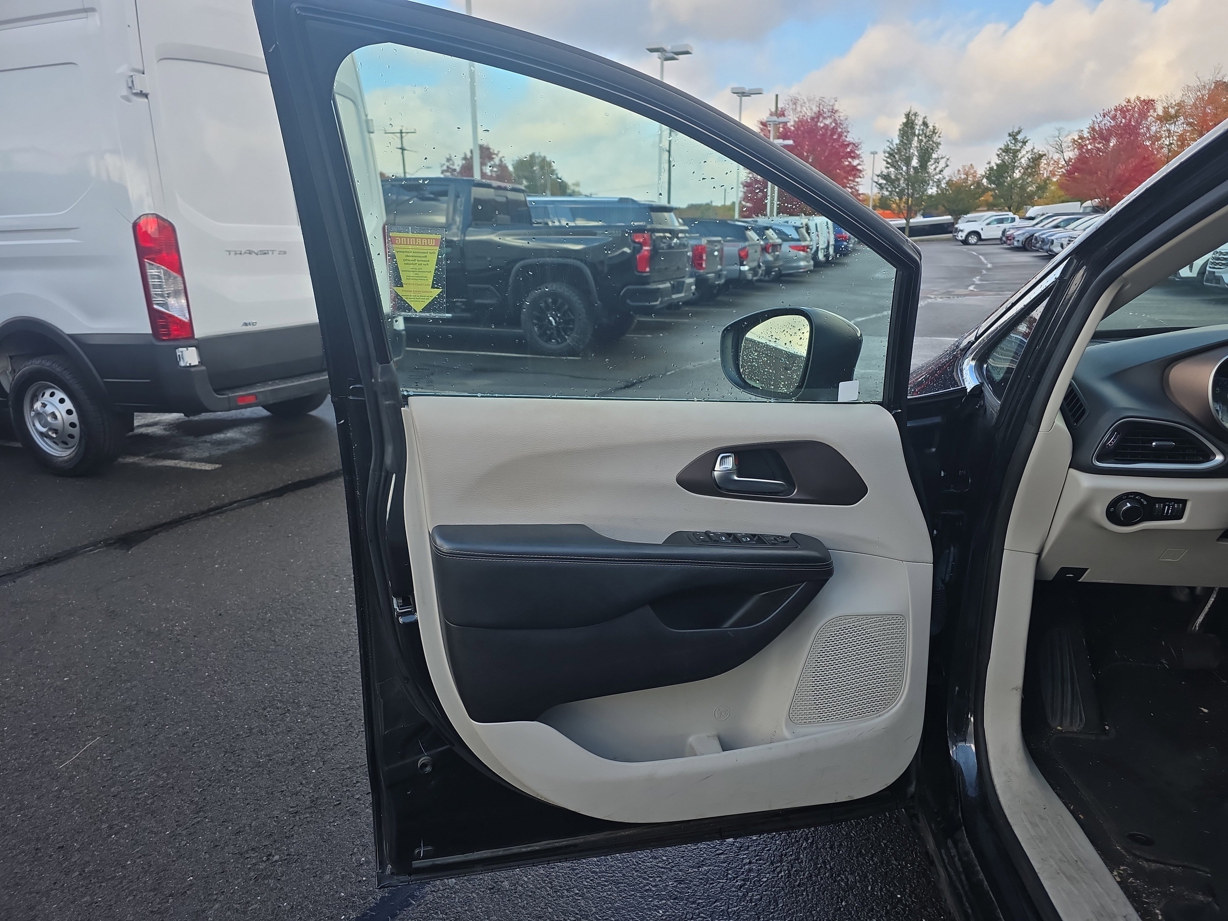 Used 2021 Chrysler Voyager Lxi image 24