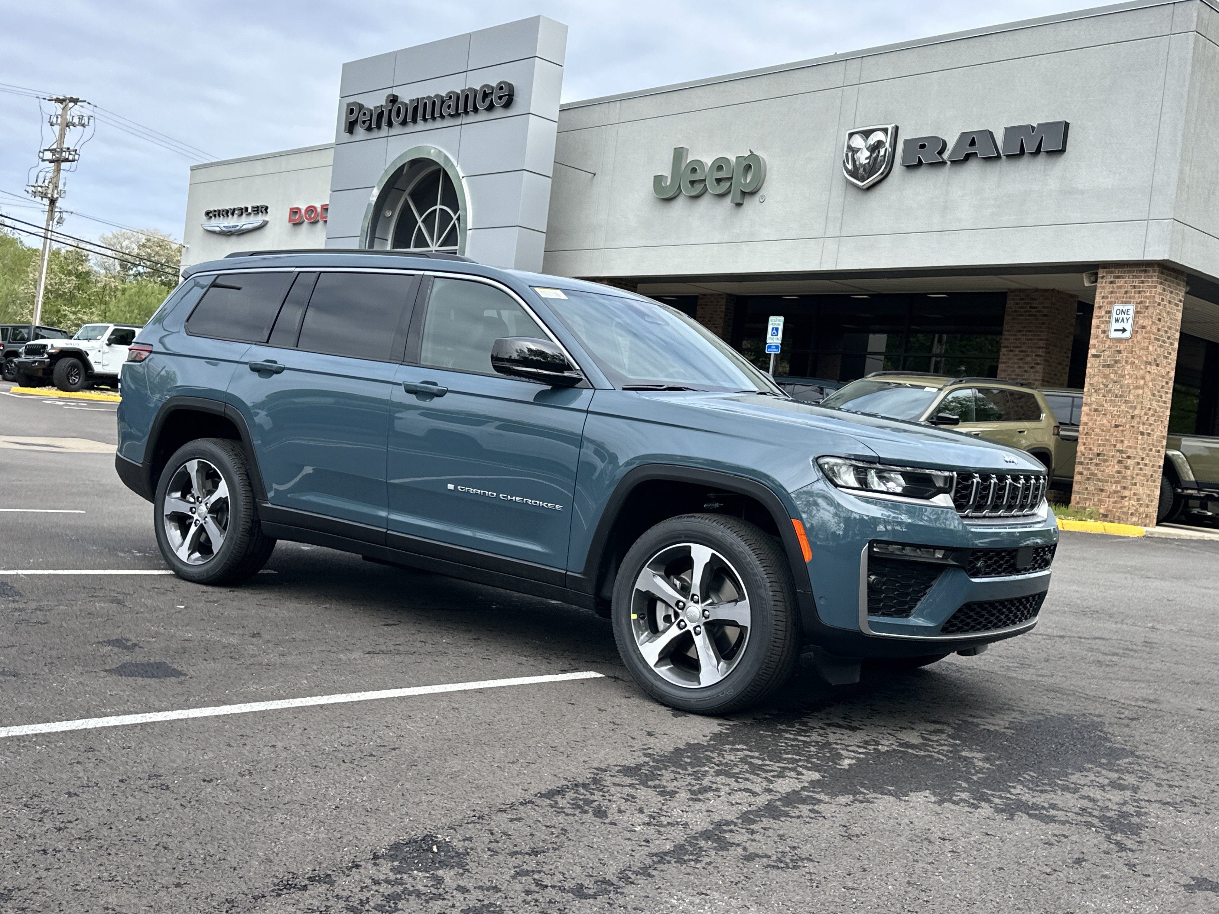 New 2026 Jeep Grand Cherokee L Limited w/ Luxury Tech Group II AWD/4WD image 20