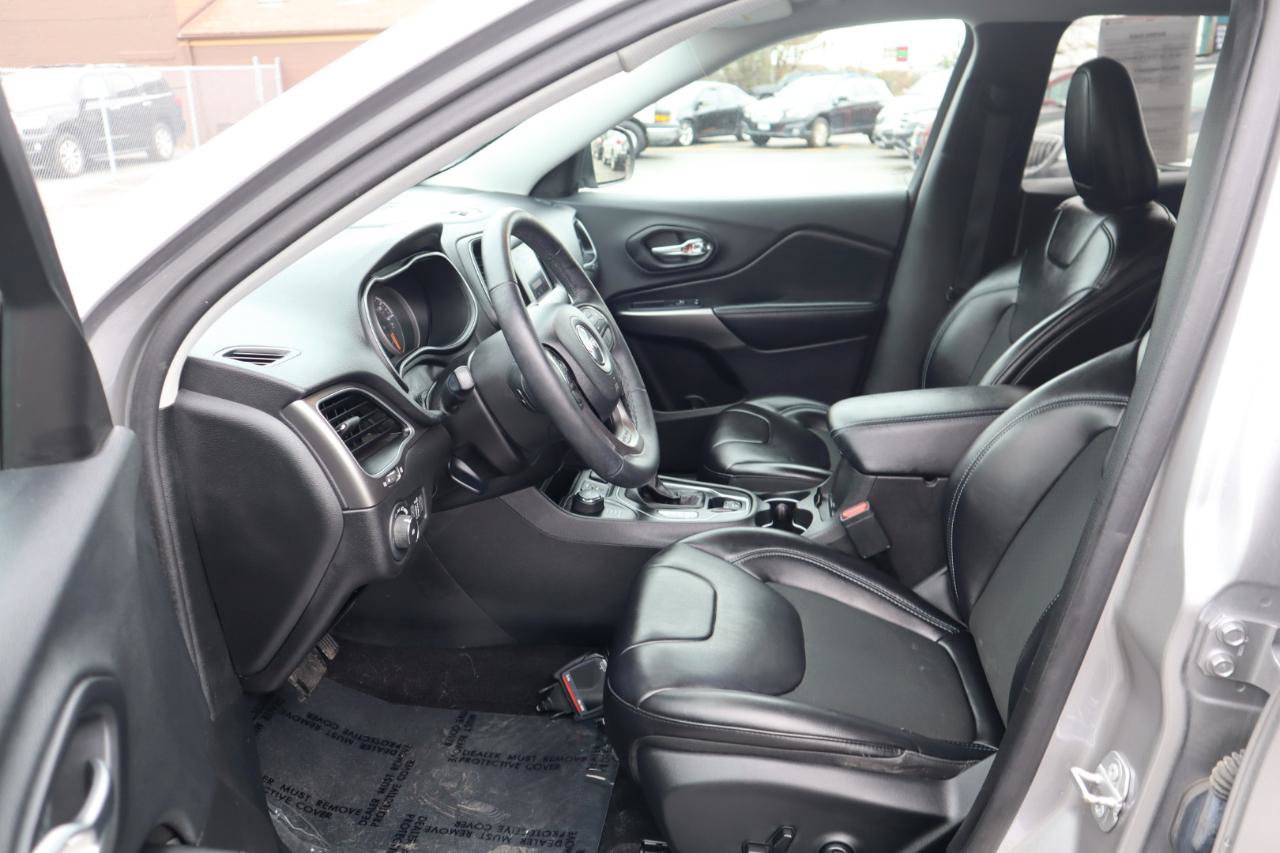 Used 2019 Jeep Cherokee Latitude Plus w/ Cold Weather Group AWD/4WD image 18