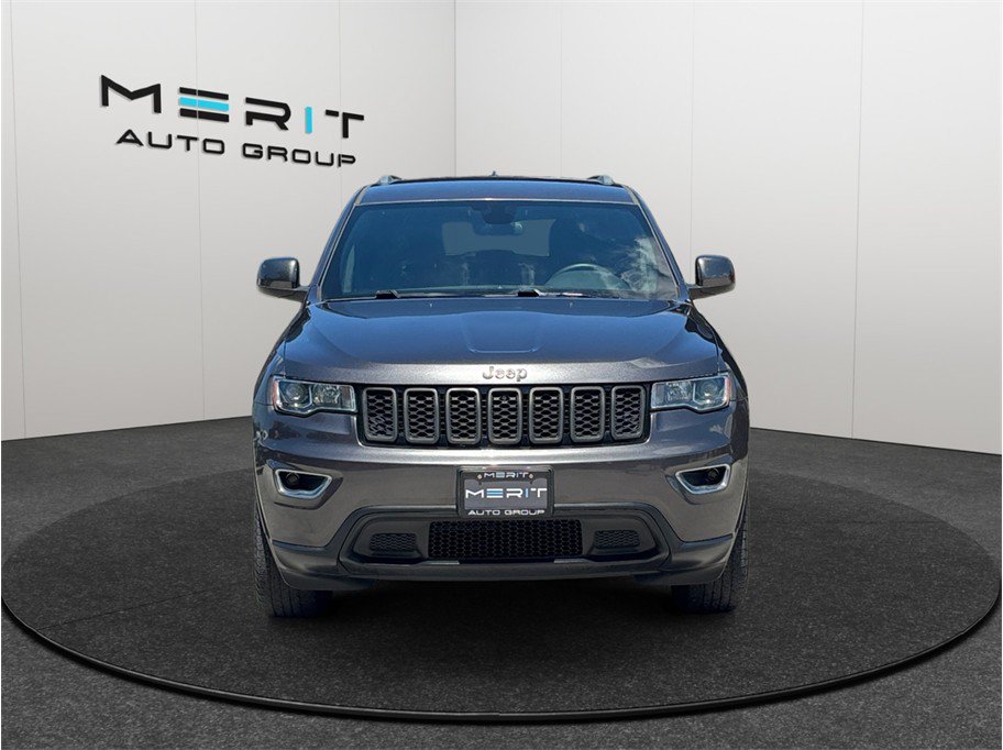 Used 2019 Jeep Grand Cherokee Laredo AWD/4WD image 3