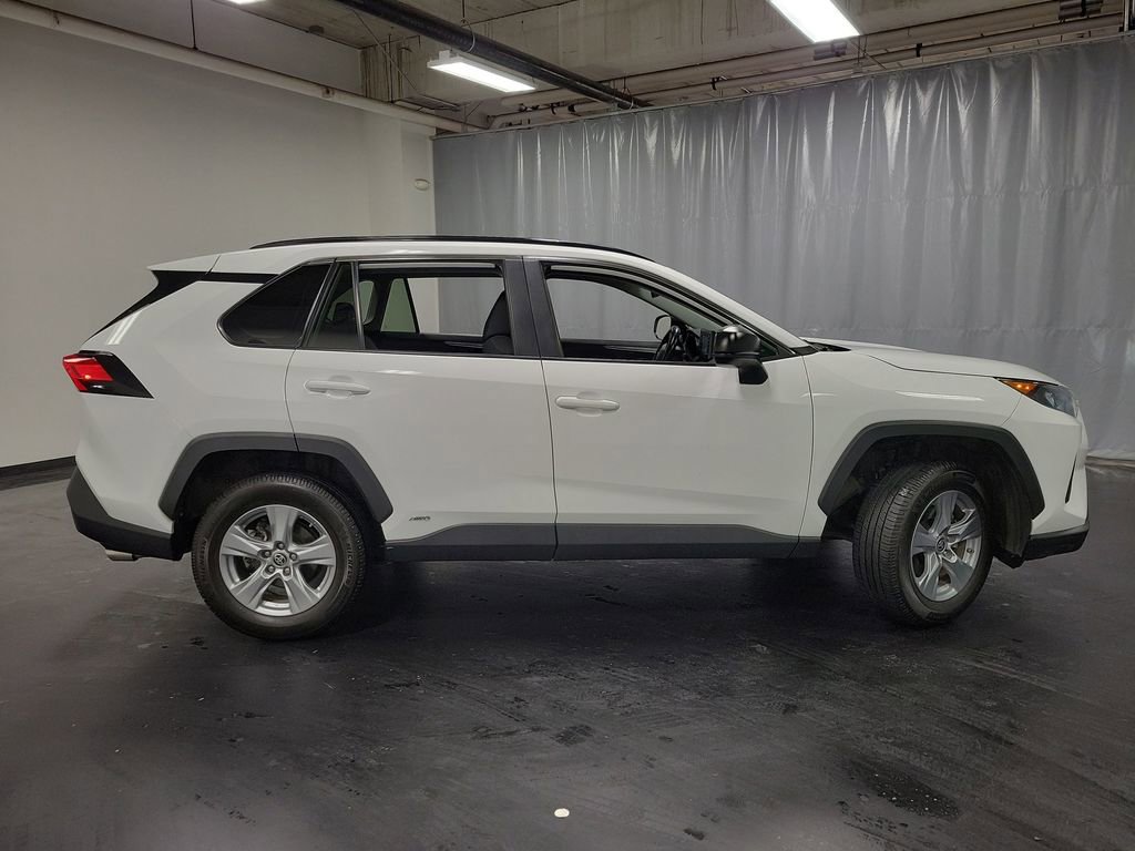 Used 2022 Toyota RAV4 LE AWD/4WD image 9