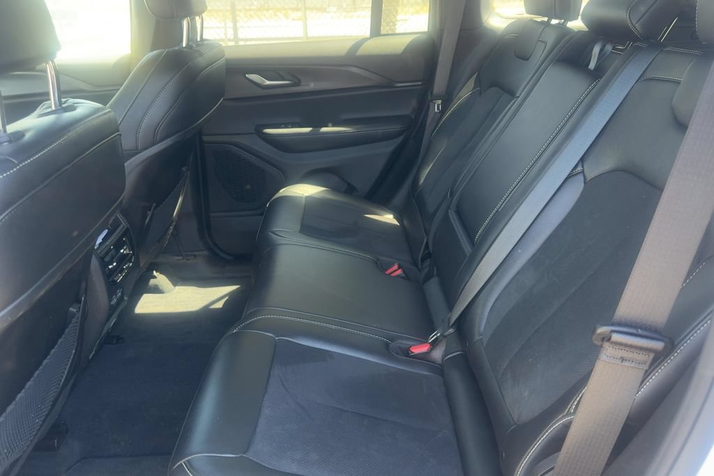 Used 2025 Jeep Grand Cherokee Altitude RWD image 12
