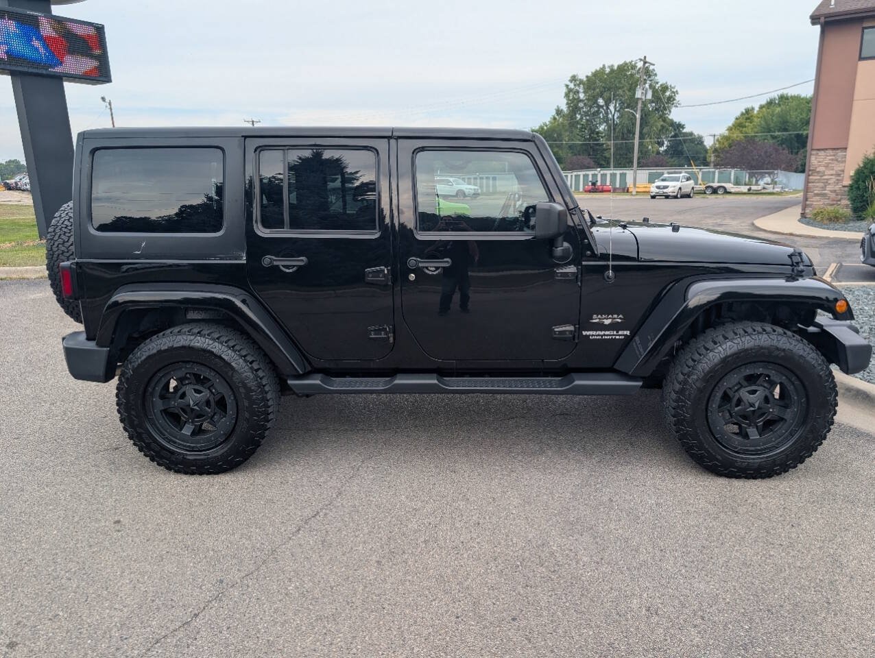 Used 2016 Jeep Wrangler Unlimited Sahara w/ Connectivity Group AWD/4WD image 10