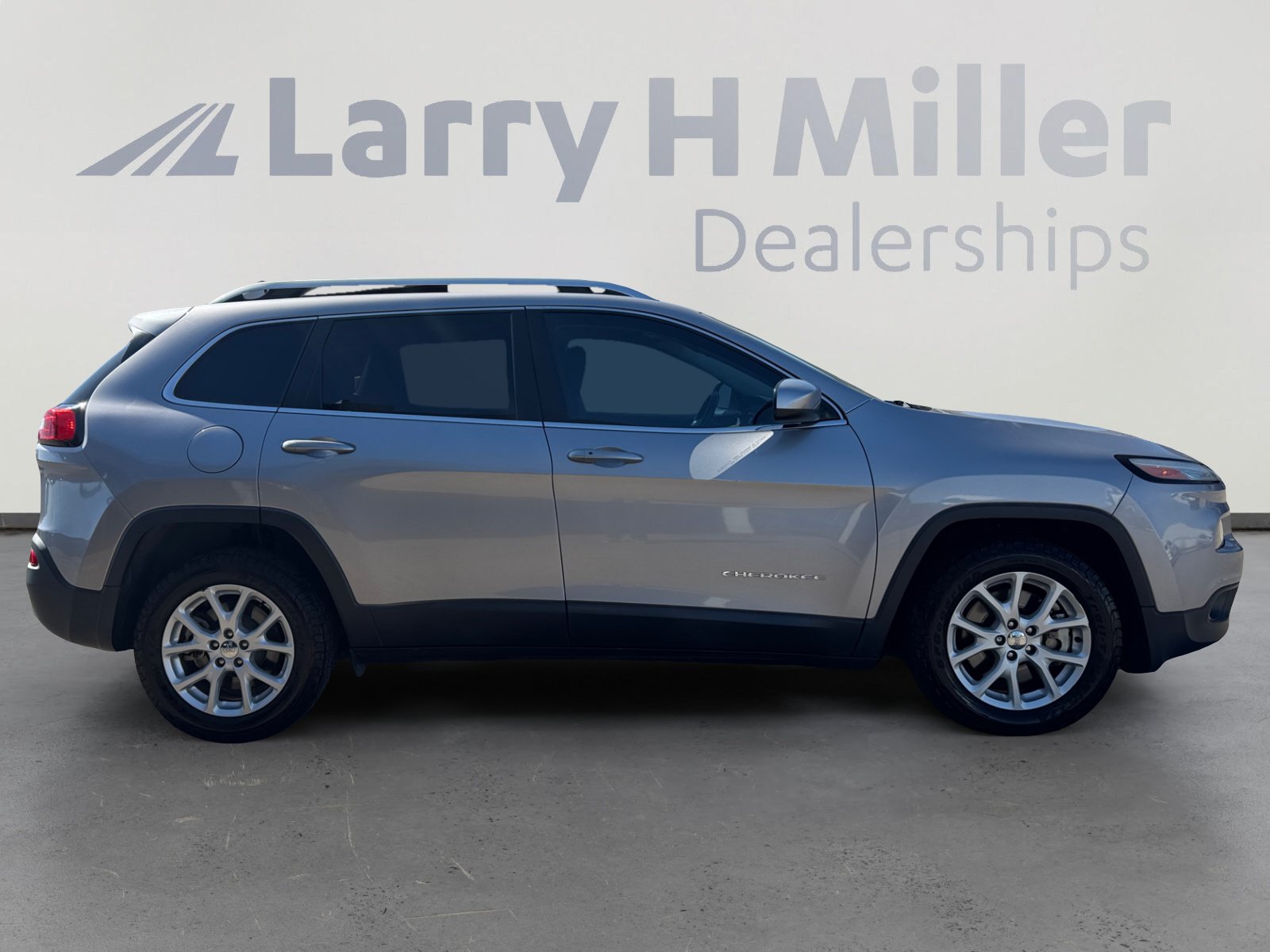 Used 2017 Jeep Cherokee Latitude w/ Comfort/Convenience Group FWD image 6