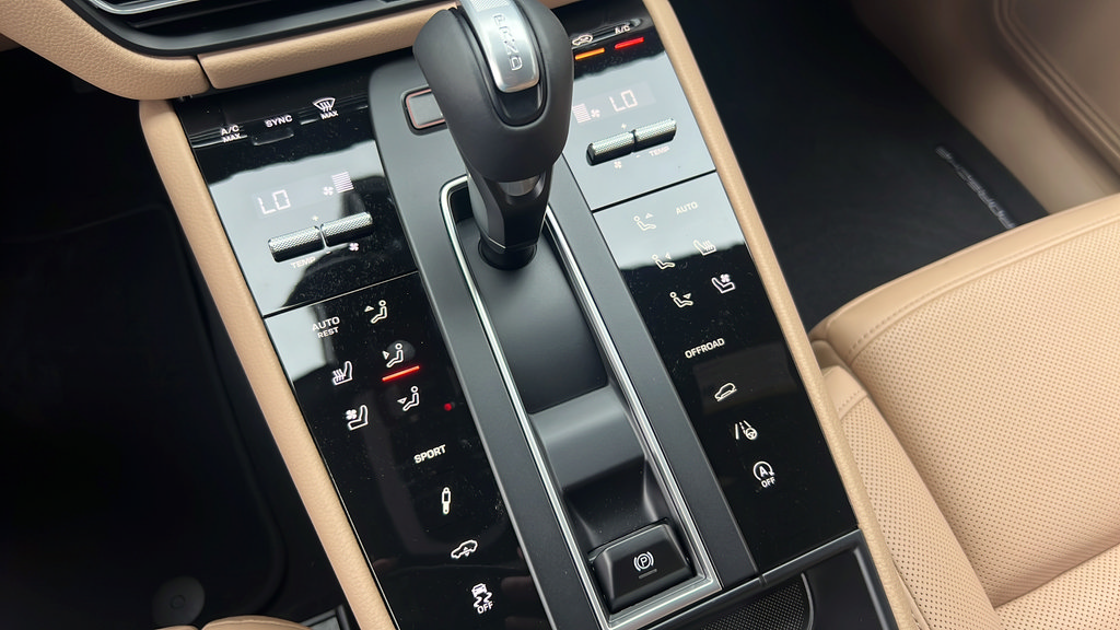 New 2026 Porsche Macan AWD/4WD image 25