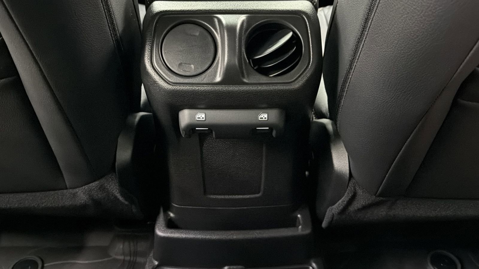 Used 2024 Jeep Wrangler Unlimited AWD/4WD image 34