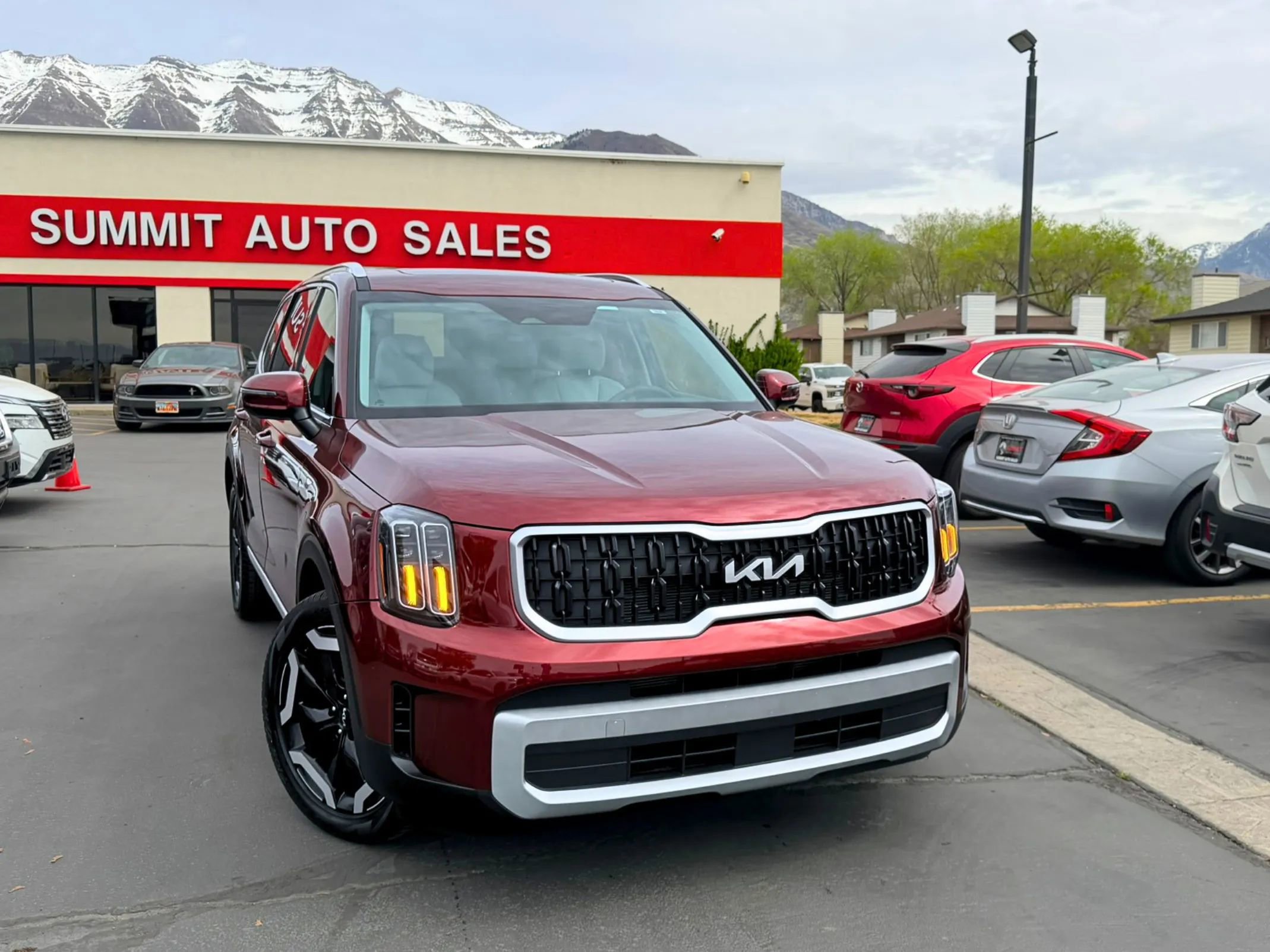 Used 2024 Kia Telluride EX w/ EX Captain's Chair Package image 2