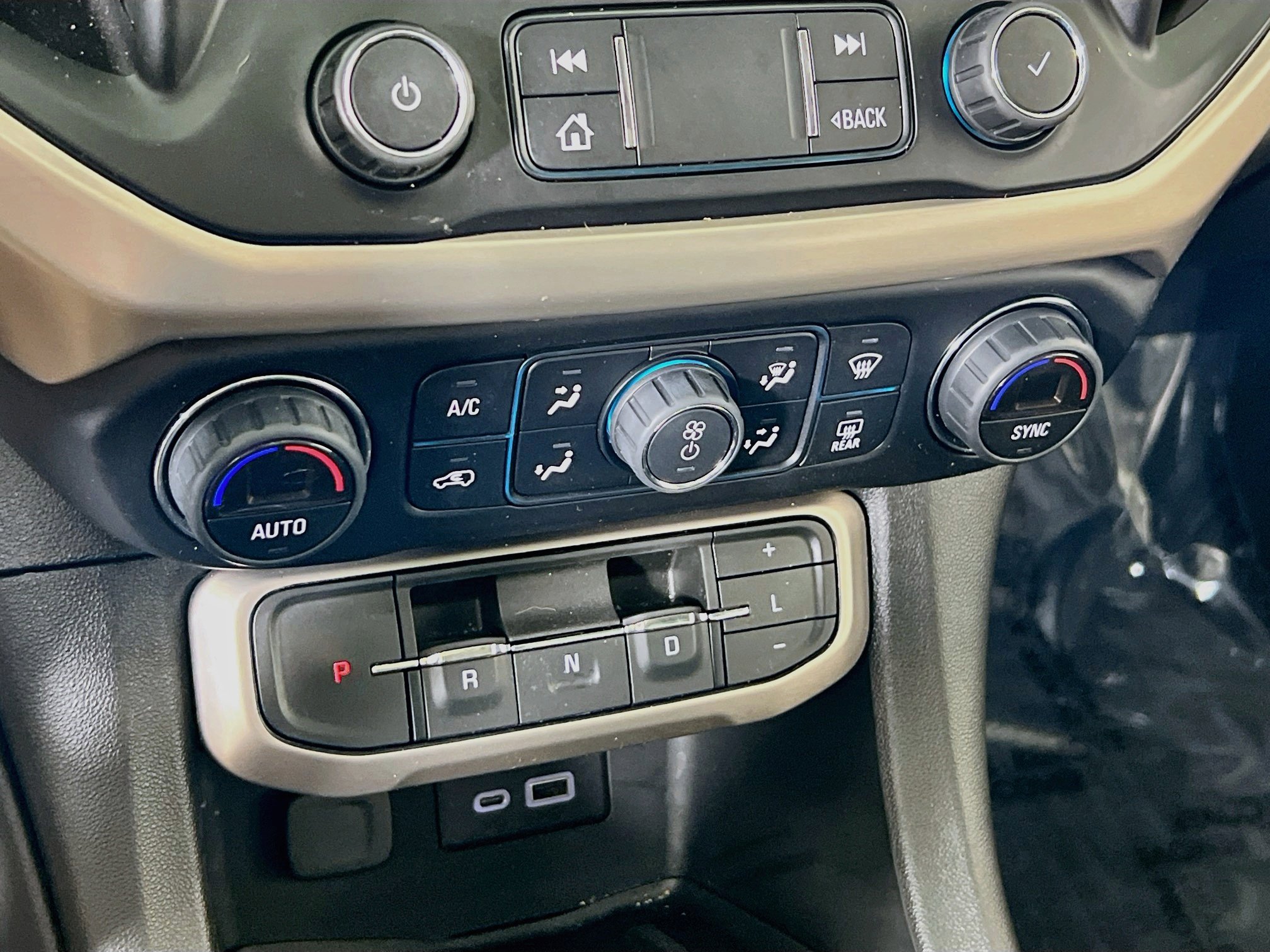 Used 2021 GMC Acadia Denali w/ Denali Ultimate Package AWD/4WD image 16