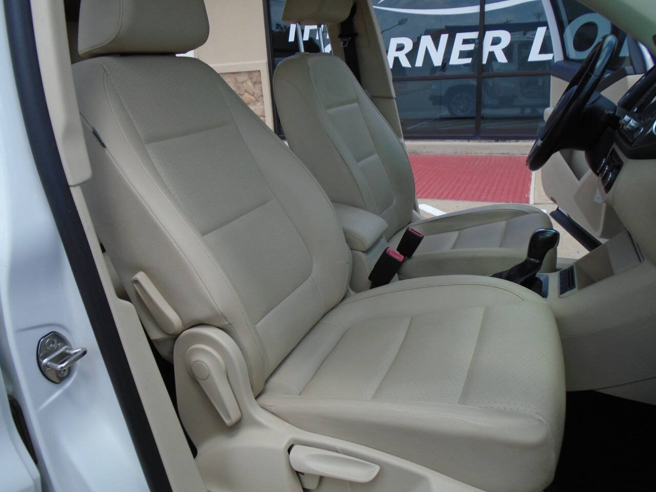 Used 2012 Volkswagen Tiguan SE FWD image 12