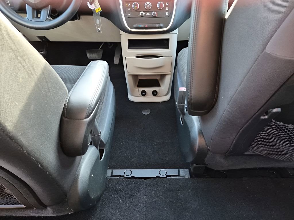 Used 2018 Dodge Grand Caravan SE w/ UConnect Hands-Free Group image 20