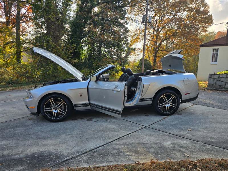 Used 2010 Ford Mustang Convertible image 2