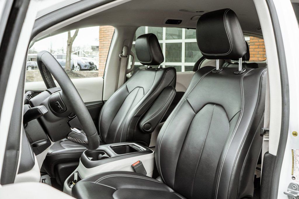 Used 2023 Chrysler Pacifica Touring-L image 6