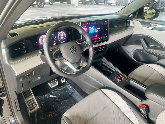 Used 2025 Volkswagen Tiguan SE R-Line image 11