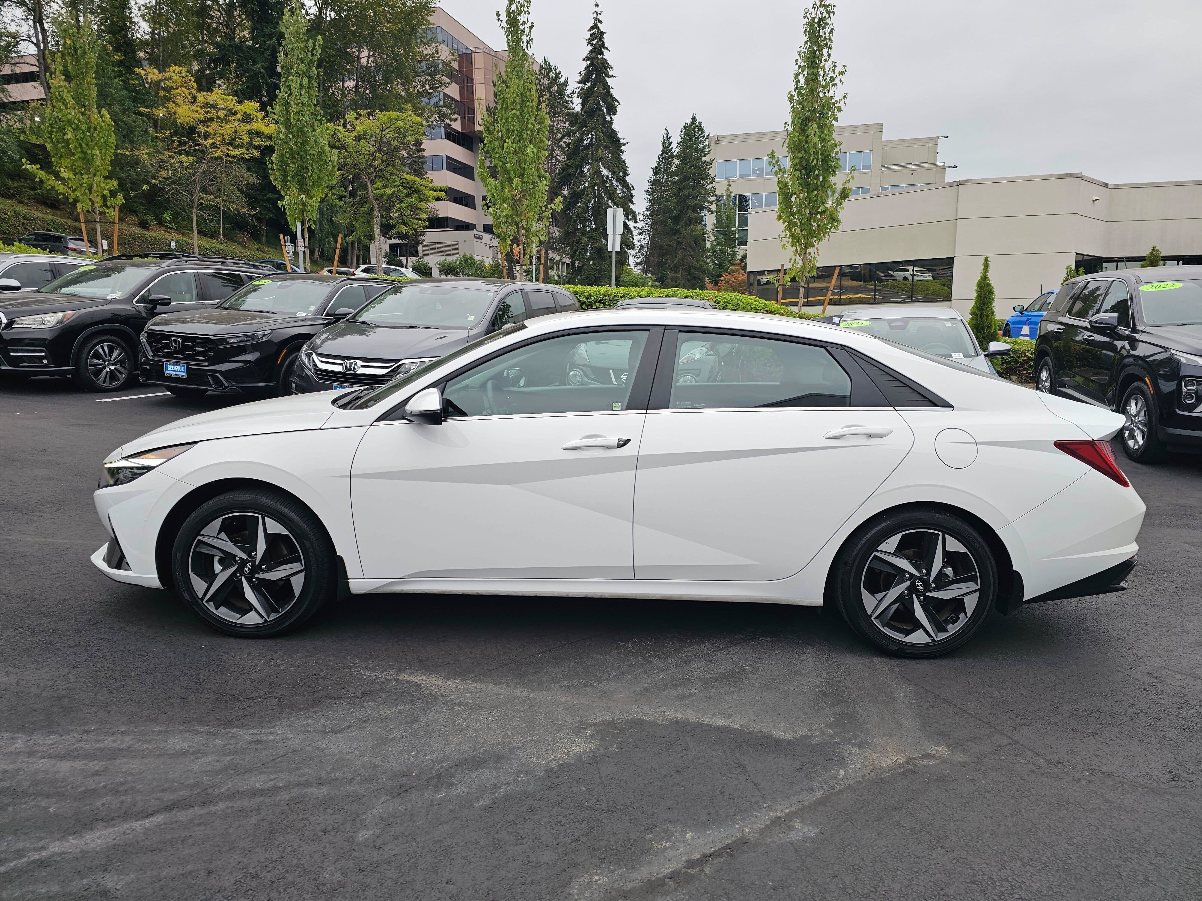 Used 2023 Hyundai Elantra Limited w/ Cargo Package FWD image 4
