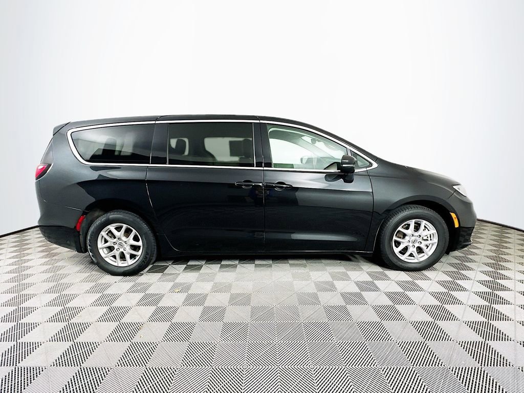 Certified 2023 Chrysler Pacifica Touring-L image 13