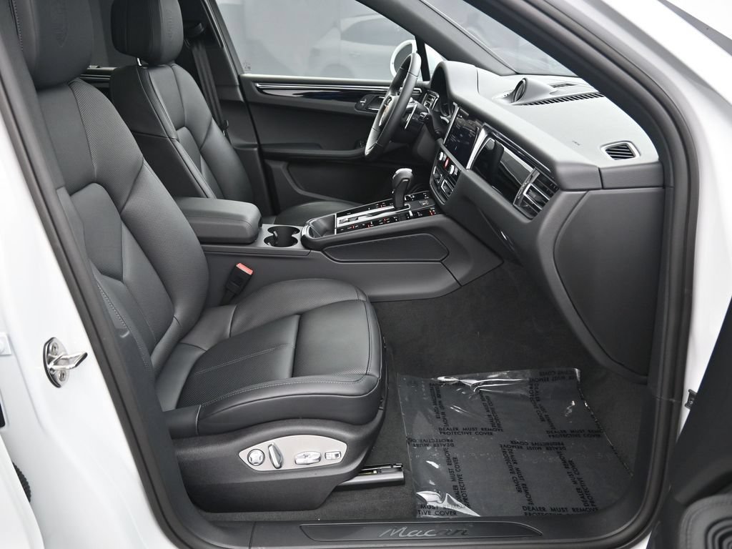 Certified 2025 Porsche Macan Turbo AWD/4WD image 31