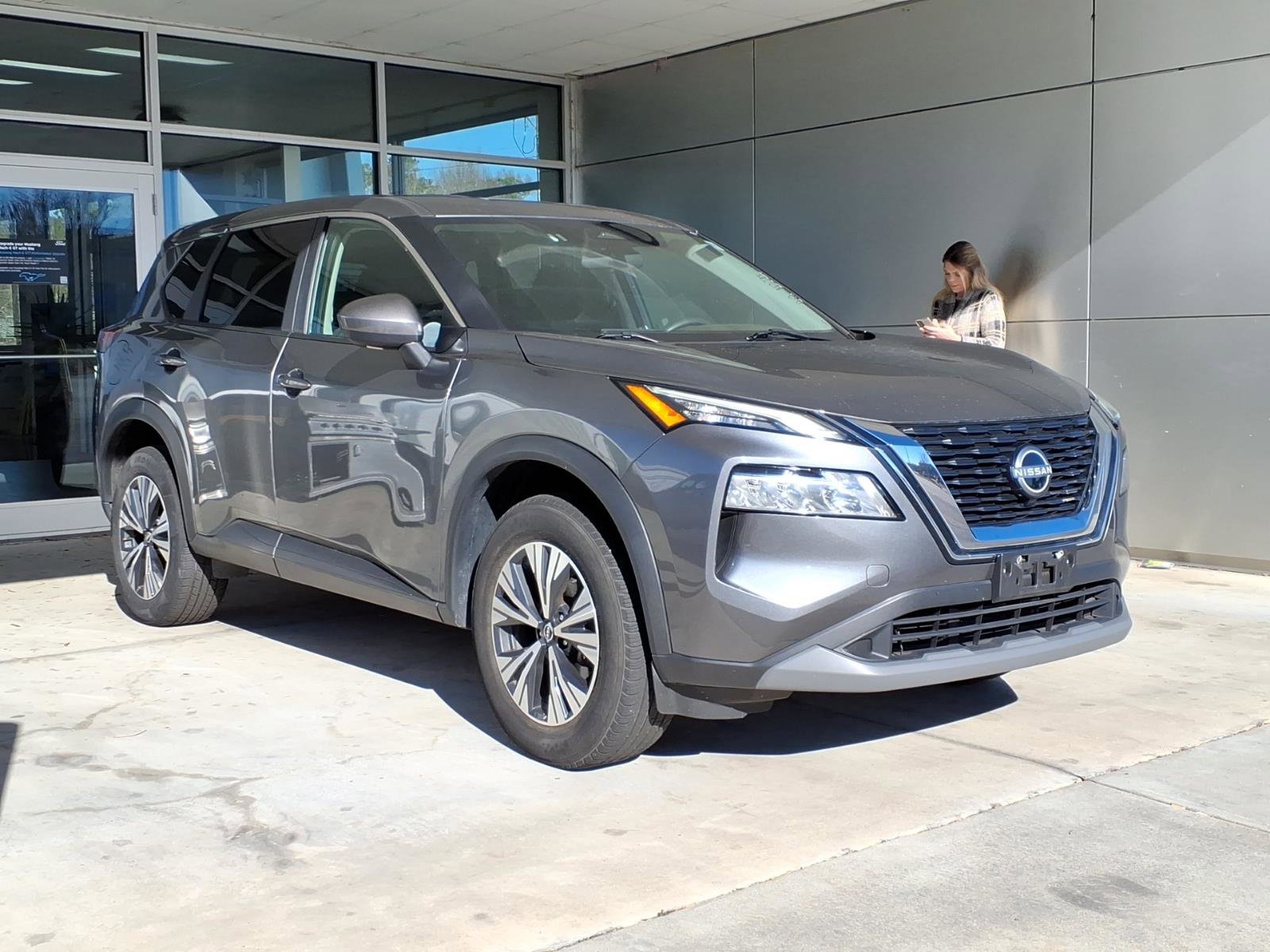 Used 2023 Nissan Rogue SV image 1