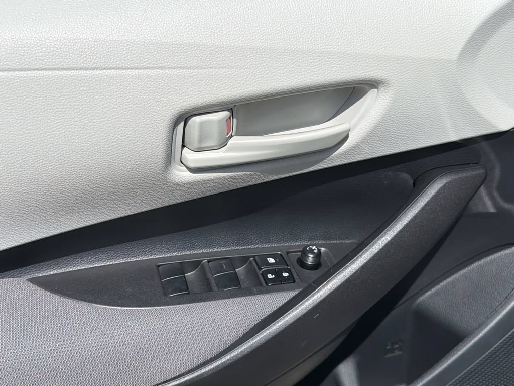 Used 2025 Toyota Corolla LE FWD image 18