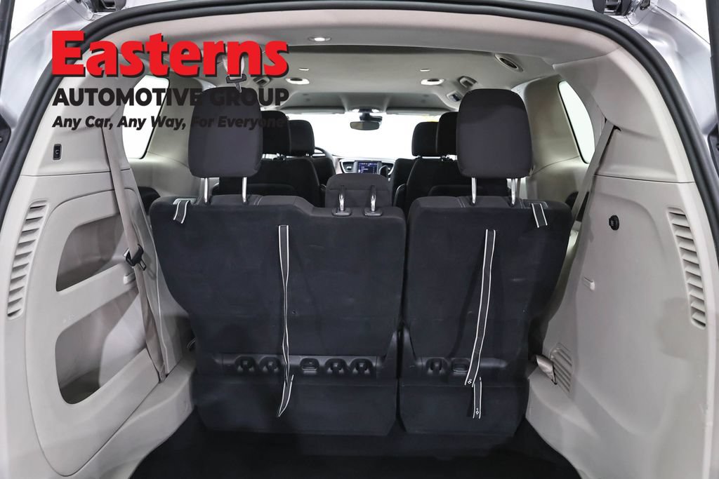 Used 2023 Chrysler Voyager LX FWD image 9