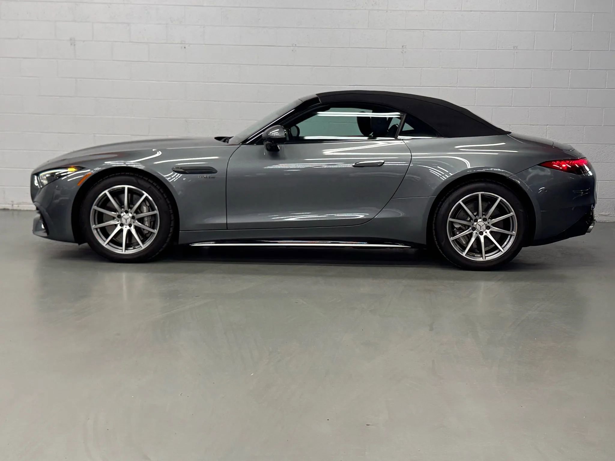 Used 2023 Mercedes-Benz SL 43 AMG w/ Driver Assistance Package image 4